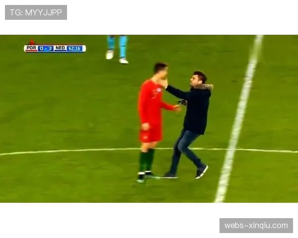 镜头：克莱蒙球员赛后向主场球迷看台长时间鞠躬致谢